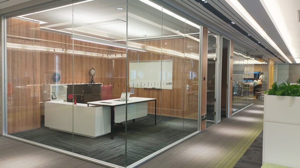 Glass partition wall